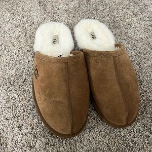 Never Worn Men’s UGH slippers